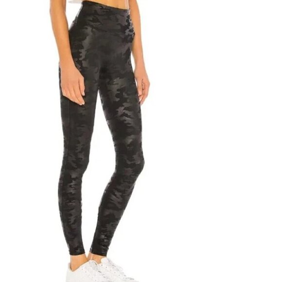 Spanx Black Metallic Camo Faux Leather Matte Leggings Size XS - Picture 3 of 9